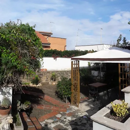 Dioscuri Townhouse Bed & Breakfast 3*